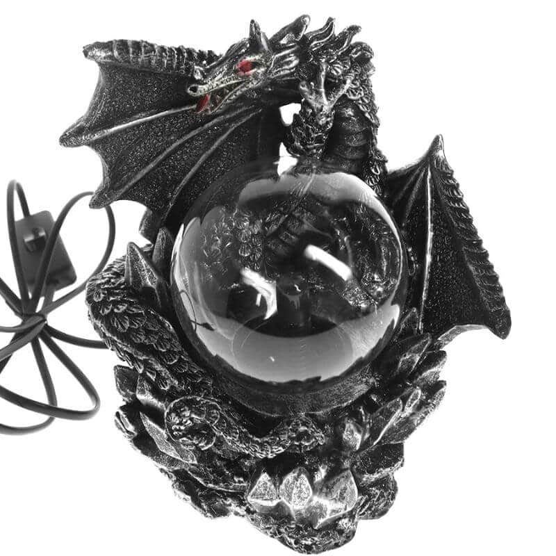 Draakvormige hanger met een glazen globe in het midden, decoratief en mysterieus, perfect voor liefhebbers van mythologie en fantasiedecoratie.
