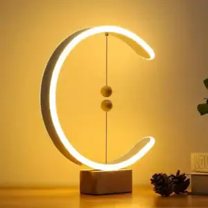 Decoratieve lamp in de vorm van een halve maan met warm LED-licht, ideaal voor een gezellige en moderne sfeer.