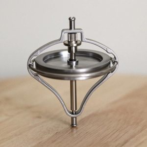 Laboratoriumpivot van roestvrij staal, gebruikt voor wetenschappelijke experimenten en demonstraties in het laboratorium. Robuust en duurzaam ontwerp voor nauwkeurig en betrouwbaar gebruik.