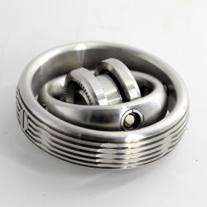 Hangertje van roestvrij staal in de vorm van een kogellager, industrieel symbool, moderne decoratie, origineel accessoire, mechanische sieraden.
