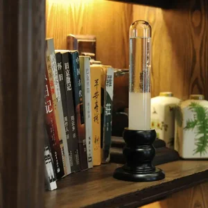 Vintage laboratoriumlamp met vloeistof in een reageerbuis, geplaatst op een houten plank met oude boeken en decoratieve objecten.