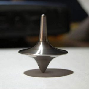 Roestvrijstalen tol, wetenschappelijk decoratief object, dat de natuurkunde en dynamiek illustreert. Perfect voor moderne decoratie of voor een verzamelaar van wetenschappelijke objecten.
