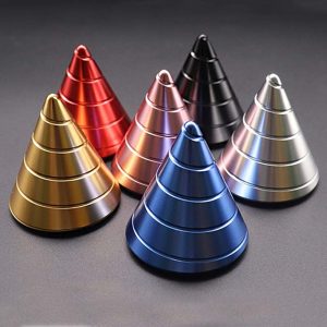 Set van gekleurde metalen piramides in goud, rood, roze, zwart, blauw en zilver, perfect voor wetenschappelijke of bureau decoratie.