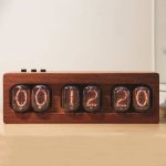 Vintage Nixie-klok met digitale weergave in Nixie-buizen, omgeven door natuurlijk hout, verlicht op een lichte houten ondergrond, retro en industriële stijl.