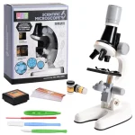 Wetenschappelijke microscoop voor het observeren van kleine objecten, ideaal voor leren en ontdekken, met accessoires voor verschillende experimenten.