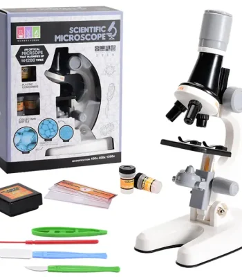 Wetenschappelijke microscoop voor het observeren van kleine objecten, ideaal voor leren en ontdekken, met accessoires voor verschillende experimenten.