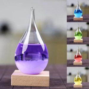 Glazen vaas met een paarse vloeistof, geplaatst op een houten basis, die een decoratief Science Gadget illustreert.