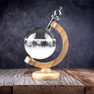 Newton-bol van glas met houten standaard, die de natuurkunde en dynamiek van krachten illustreert, ideaal voor wetenschappelijke of educatieve decoratie.