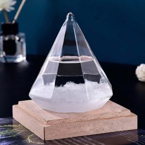Transparante glazen piramide geplaatst op een houten basis, ideaal voor wetenschappelijke experimenten of wetenschappelijke decoratie.