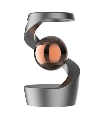 Modern telescoopmodel met spiraalsteun en glazen bol, perfect voor wetenschappelijke of educatieve decoratie.