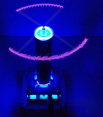 Quantumverstoorder met blauwe en paarse lichteffecten, die de kwantumfysica en geavanceerde technologie illustreert.