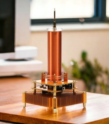 Laboratoriumlamp van koper met houten standaard en elektronische componenten voor wetenschappelijke experimenten.