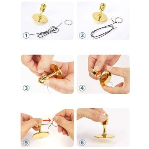 Wetenschappelijk accessoire in goud voor decoratie of verzameling, dat de montage van een miniatuur wetenschappelijk gadget illustreert.