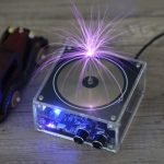 Ontladingschip dat een heldere paarse vonk genereert op een transparante elektronische schakeling.