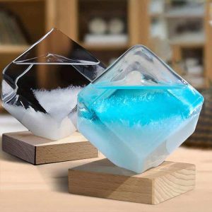 Moderne glazen vaas met blauwe en witte vloeistof, elegante wetenschappelijke decoratie, perfect voor een hedendaags interieur of een creatieve kantoorruimte.