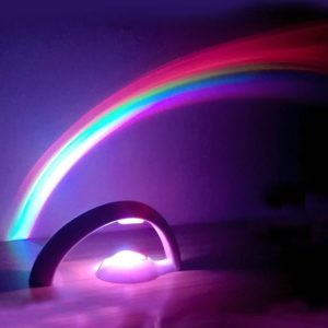 Heldere regenboog met metalen steun en gekleurde LED-verlichting, die een magische en feeërieke sfeer in de kamer creëert.