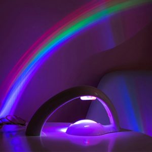 Kleurige LED-licht in regenboogprojectie in een donkere kamer, die een ontspannende en mysterieuze sfeer creëert. Perfect voor binnenhuisdecoratie of voor een rustgevende ambiance.