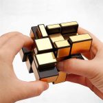 Persoon die een Rubik's kubus manipuleert, een kleurrijke 3D-puzzel, om de geest en logica te stimuleren.