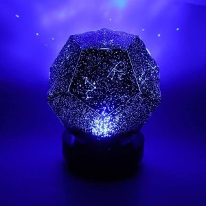 Sterrenconstellatie lamp in de vorm van een lichtgevende polyeder met een sterrendesign, ideaal voor wetenschappelijke en moderne decoratie.
