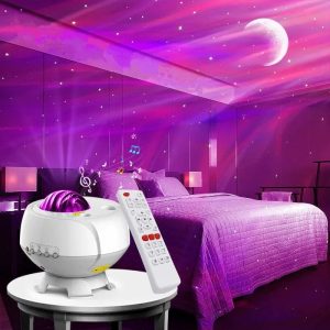 Cosmische projectorlamp in een slaapkamer, die een sterrenhemel creëert met paarse kleuren en een nachtelijke lucht, ideaal voor een ontspannende en meeslepende decoratie.