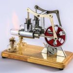 Miniatuur stoommachine van hout en metaal met tandwielen en cilinder, geplaatst op een houten basis, dat een vintage wetenschappelijk experiment illustreert.