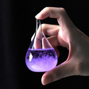 Laboratoriumfles van glas met een verlichte paarse vloeistof, vastgehouden door een hand, die wetenschap en wetenschappelijke decoratie illustreert.
