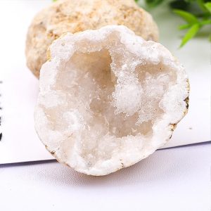 Natuurlijke witte kwarts geode met glanzende kristallen, ideaal voor wetenschappelijke en interieurdecoratie.