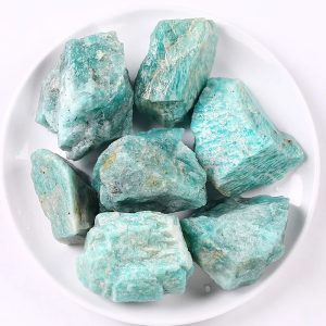 Groep ruwe amazonietstenen, natuurlijke steen in groene en blauwe tinten, ideaal voor decoratie en mineralenverzameling.