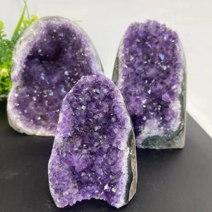 Natuurlijke amethist geode met glanzende paarse kristallen, ideaal voor interieurdecoratie of als verzamelobject.