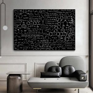 Grote poster met chemische formules en moleculaire structuren op een zwartbord in een modern interieur.