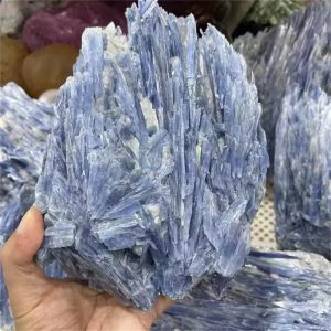 Natuurlijk blauwe saffierkristal, edelsteen voor verzameling of decoratie, ruwe vorm, glanzend en doorschijnend.