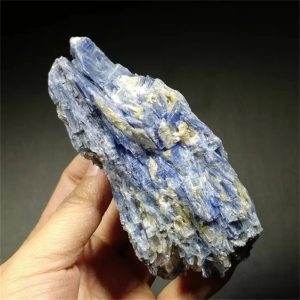 Ruwe lazuriet, natuurlijke steen voor interieurdecoratie of mineralenverzameling.