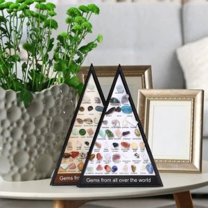 Piramidevormige display met verschillende edelstenen en halfedelstenen van over de hele wereld, ideaal voor decoratie of verzameling.