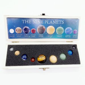 Objecthouder met negen miniatuurplaneten die Mercurius, Venus, Aarde, Mars, Jupiter, Saturnus, Uranus, Neptunus en Pluto vertegenwoordigen.
