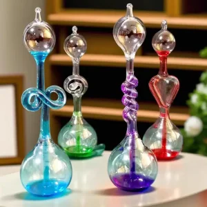 Collectie van gekleurde glazen laboratoriumvazen, met verschillende vormen en elegante details, perfect voor wetenschappelijke of moderne decoratie.