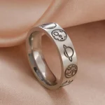 Ring in staal met wetenschappelijke, planetarische en moleculaire symbolen, perfect voor wetenschaps- en decoratieliefhebbers.