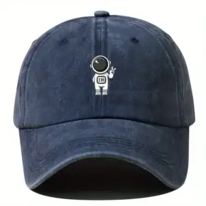 Denim pet met cartoon astronautenlogo, ideaal voor wetenschap- en ruimteverkenning liefhebbers. Trendaccessoire voor een casual en originele look.