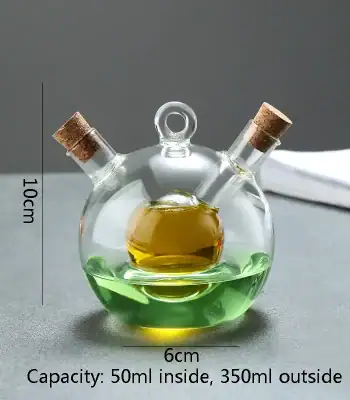Kleine laboratoriumfles van glas met drie buizen, die gekleurde groene en gele vloeistoffen bevat, gebruikt als wetenschappelijke decoratie of verzamelobject.