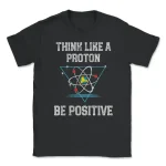 Zwart t-shirt met slogan "Denk als een proton, wees positief" en illustratie van een gestileerd atoom, perfect voor wetenschaps- en fysica liefhebbers.