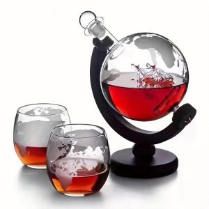 Laboratoriumfles van glas met een rode vloeistof, gebruikt als wetenschappelijke decoratie of verzamelobject.